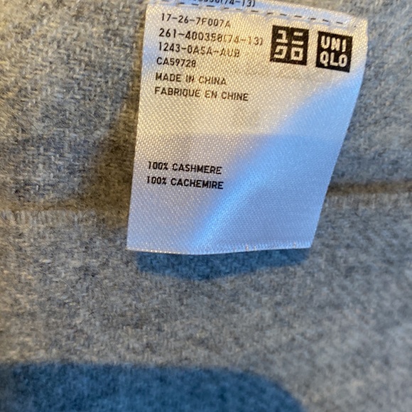 Grey Uniqlo cashmere scarf - Picture 2 of 3